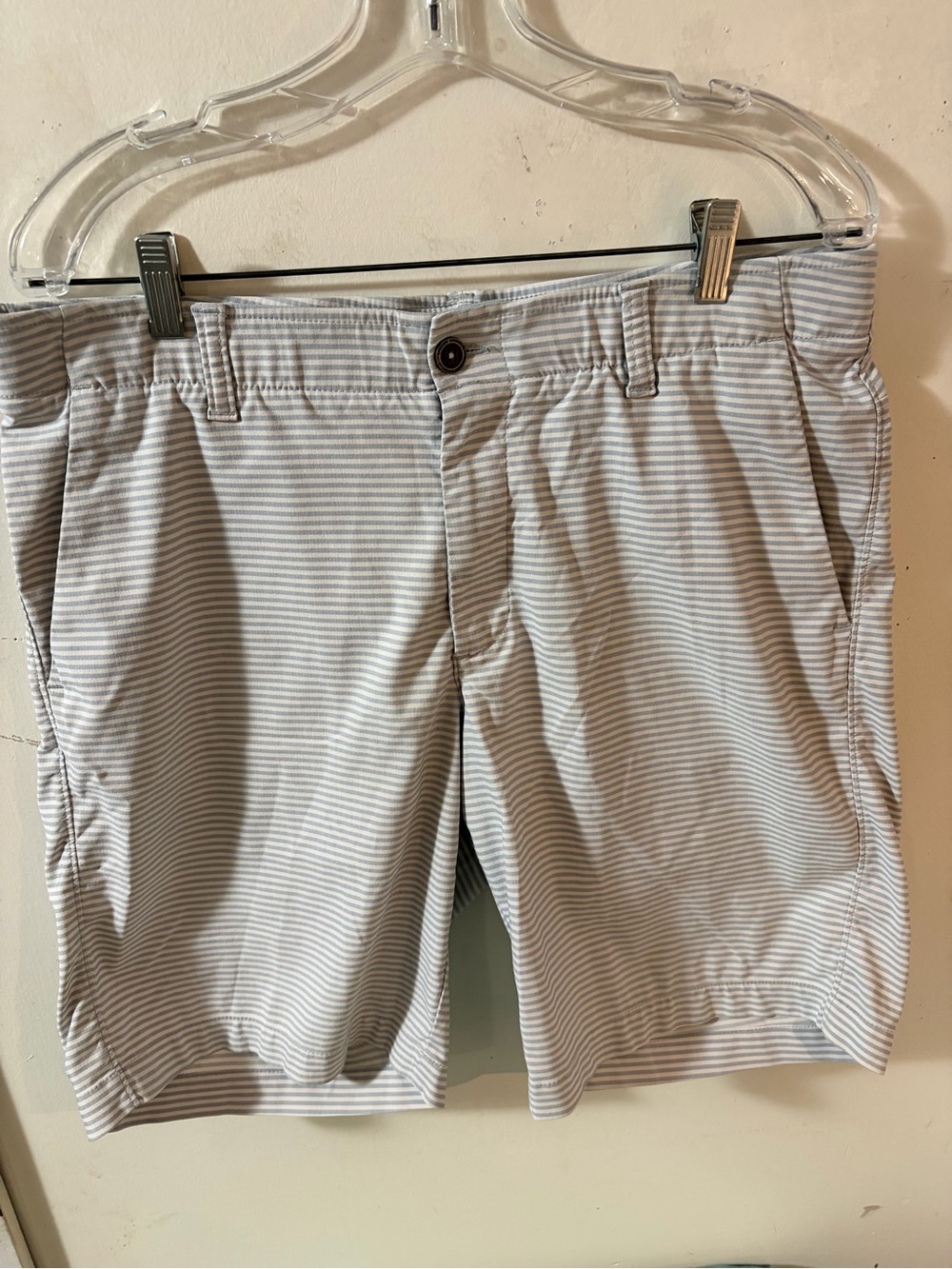 Under Armour Men's Gray & White Striped Flat-Front Shorts